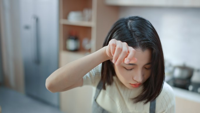 女子在高温燥热的厨房做饭烹饪流汗擦汗