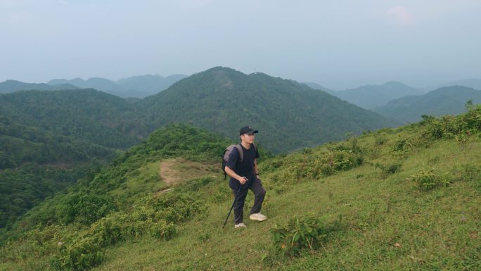 年轻人摄影徒步爱好者登山爬山旅行