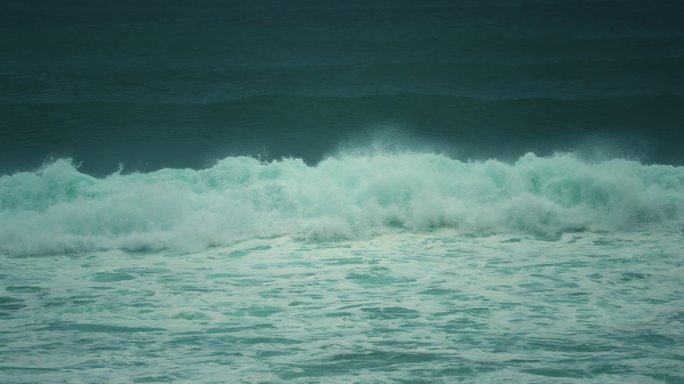 海浪拍打礁石-高速摄影