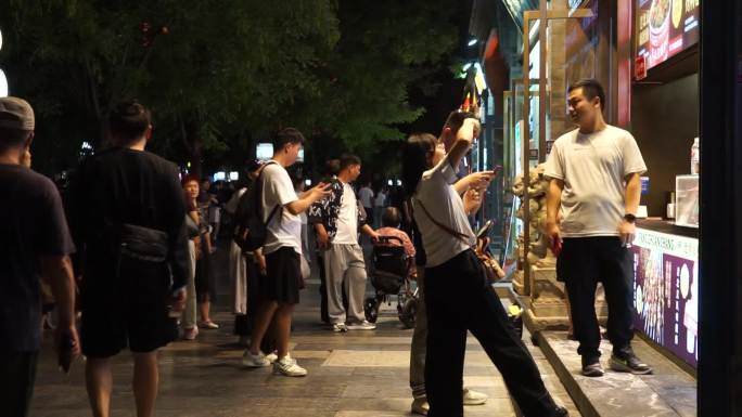 北京前门夜景大栅栏鲜鱼口步行街胡同文化