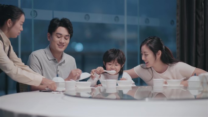一家三口度假吃饭 从化特色美食荔枝球