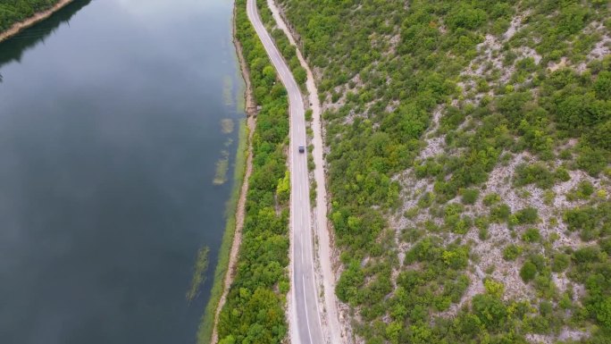 与水平行行驶的湖边公路