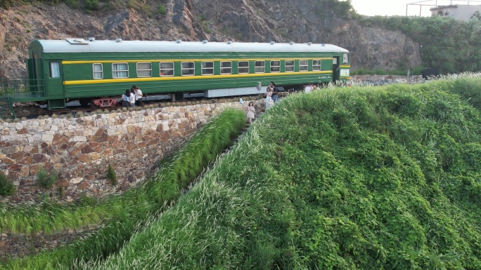 海边咖啡屋绿皮火车DJI_0729