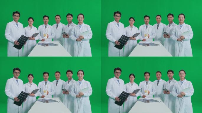 一群对镜头微笑