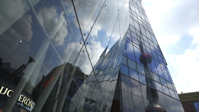 陆家嘴金融区 大厦玻璃反射流云