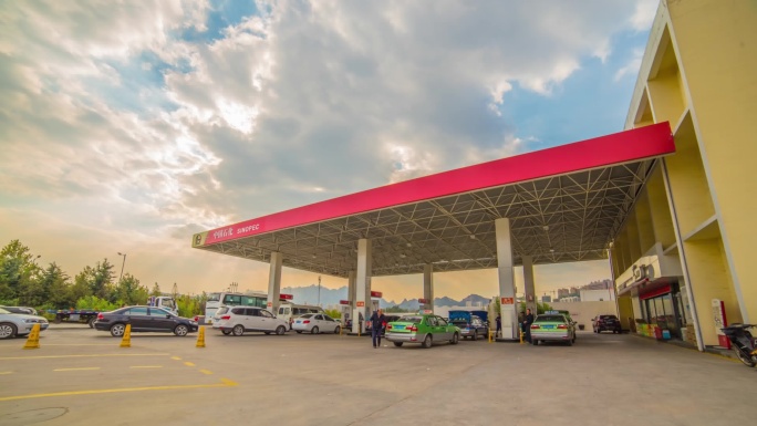 加油站车辆排队加油（延时摄影）