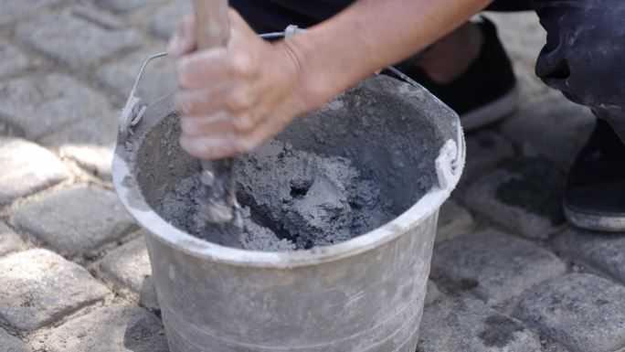 建筑工在和水泥