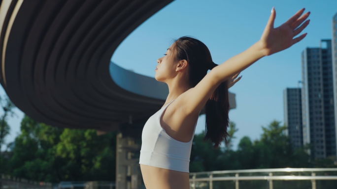 青春活力美女跑步健身城市运动宣传活力城市