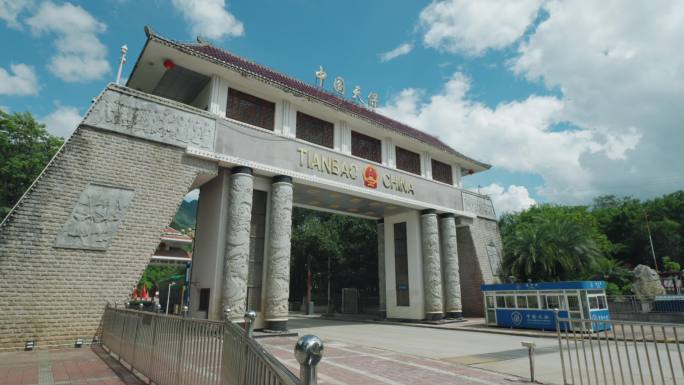 车来车往繁忙的天保口岸