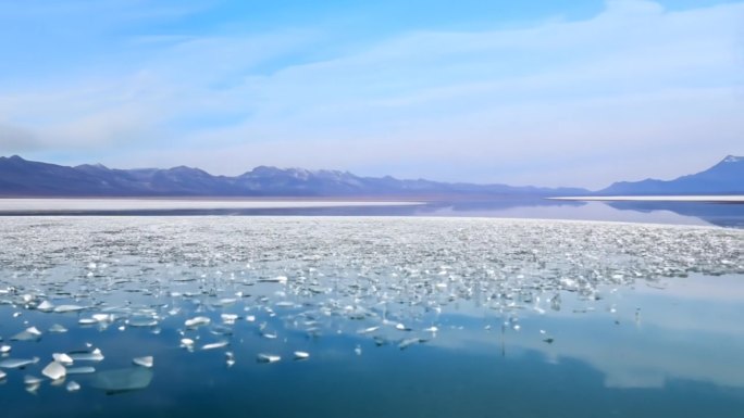 青海的茶卡盐湖 水天一色 镜面般平静