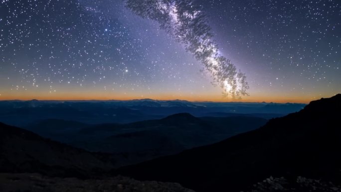 夜晚星空下的荒野远处的群山