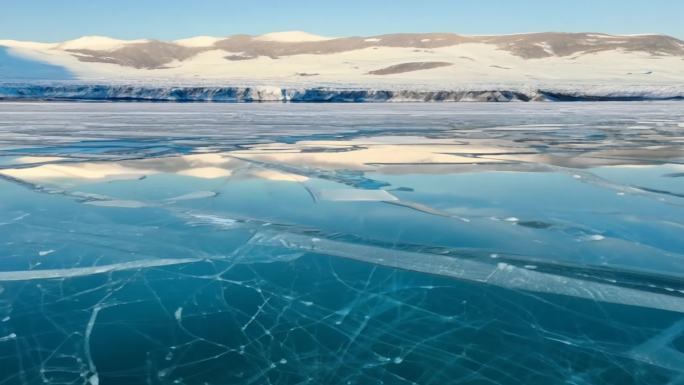 贝加尔湖的冰面 如镜子般平滑清澈