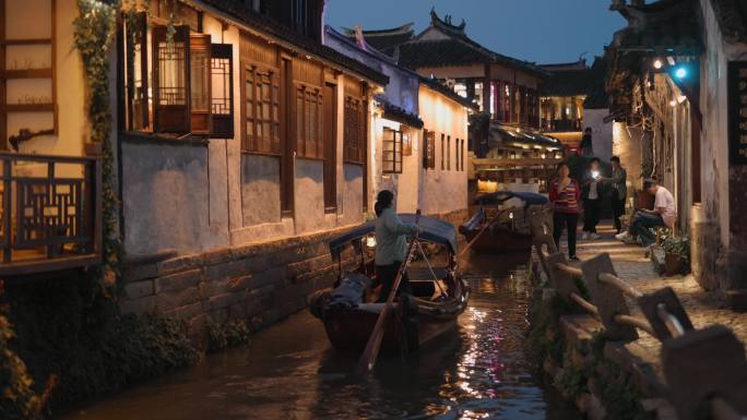 周庄江南水乡古镇夜景灯光游船