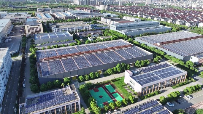 企业工厂屋顶上的光伏太阳能发电板