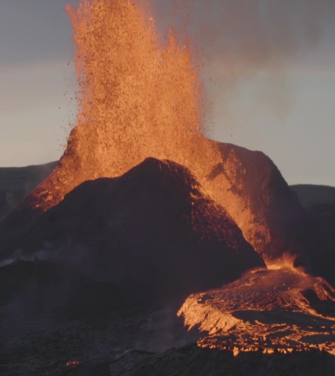 强大的火山喷发熔岩喷泉黄昏冰岛垂直