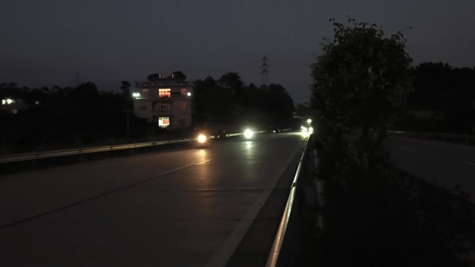 夜晚乡级公路入夜黄昏公路车流车灯逆光夜晚