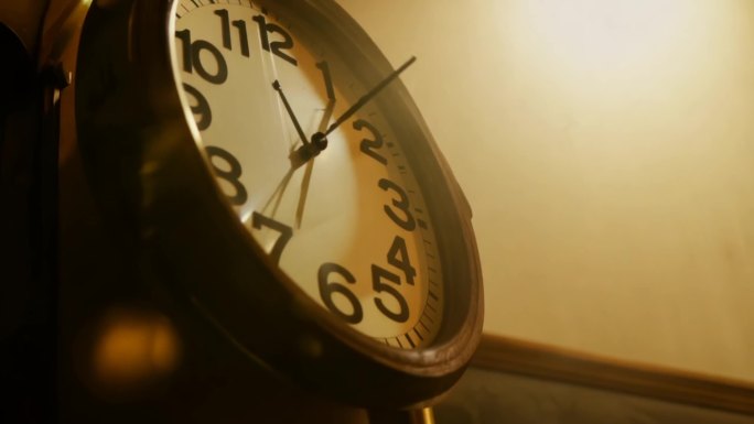 灯下旧钟表滴答作响 时间无声流逝思考意境