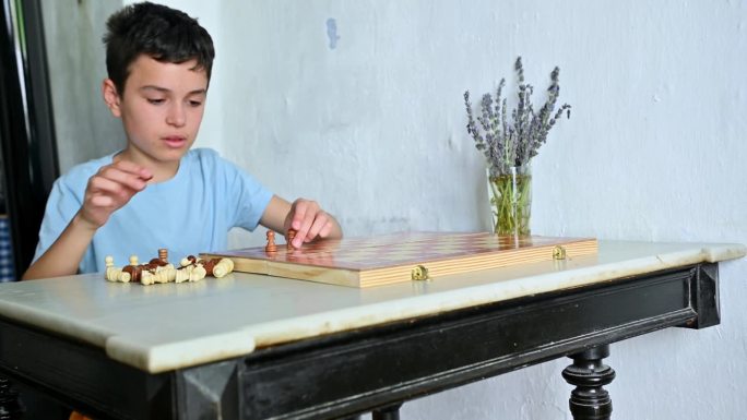 一个小男孩在木桌上若有所思地下棋，桌上摆着棋盘和棋子，在平静、家常的环境中营造出专注和战略思考的氛围