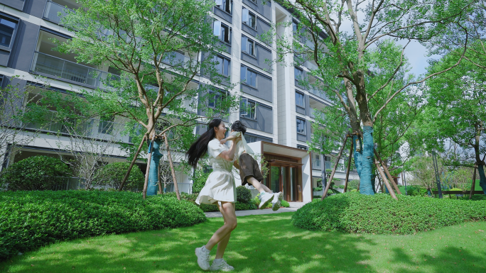 温馨母子在园林小区玩地产宣传