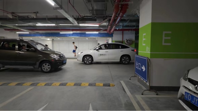 4K高铁站停车场