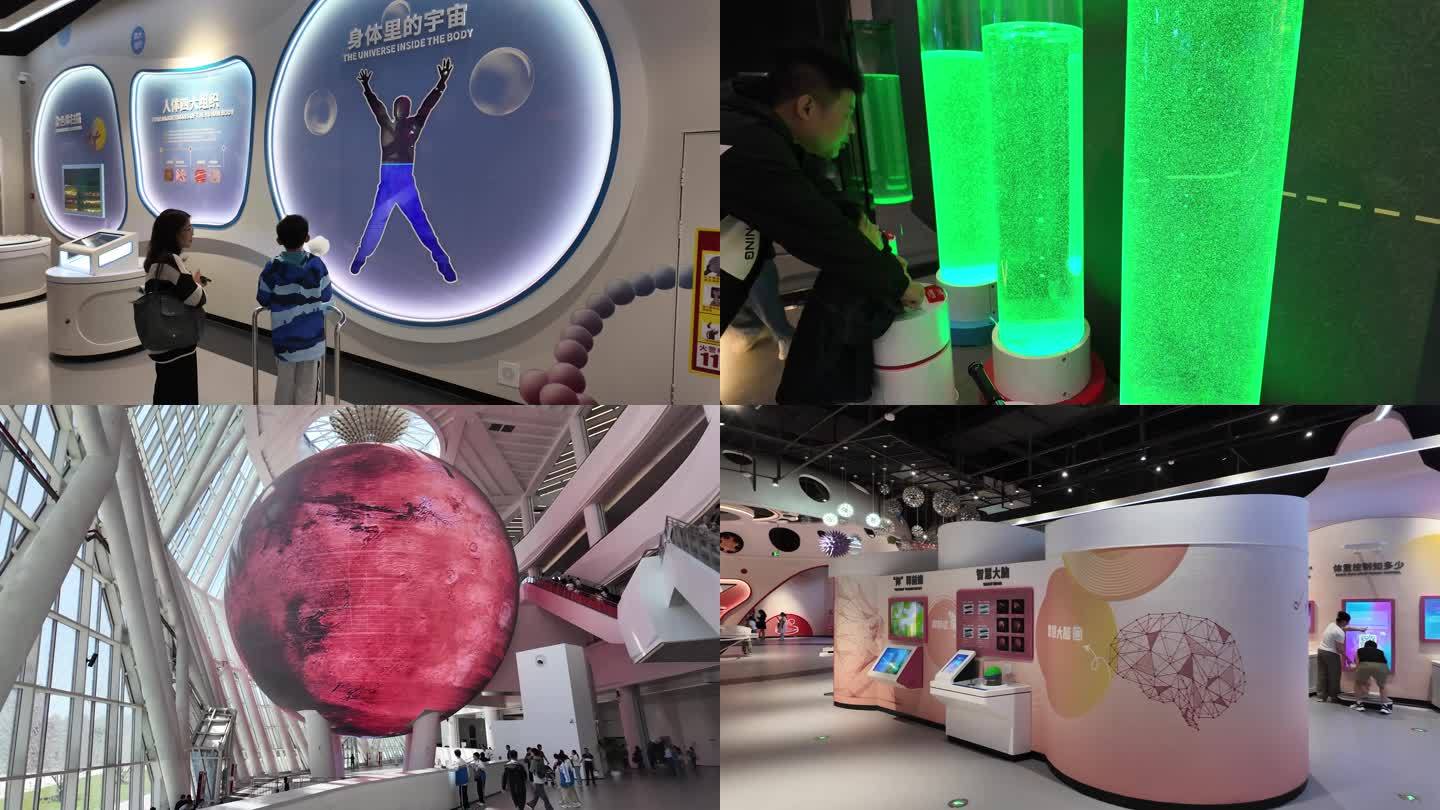 青少年参观科技馆