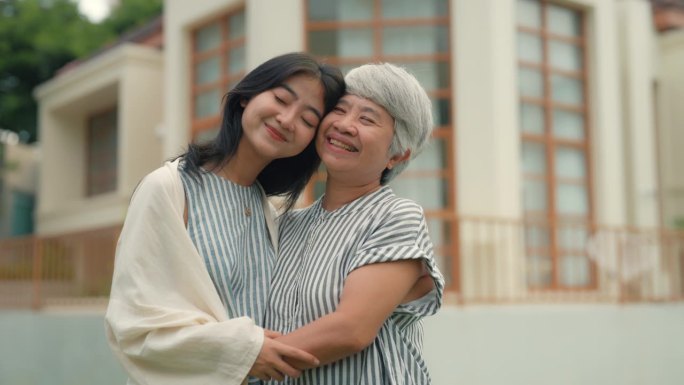 老人抱着孙子的照片