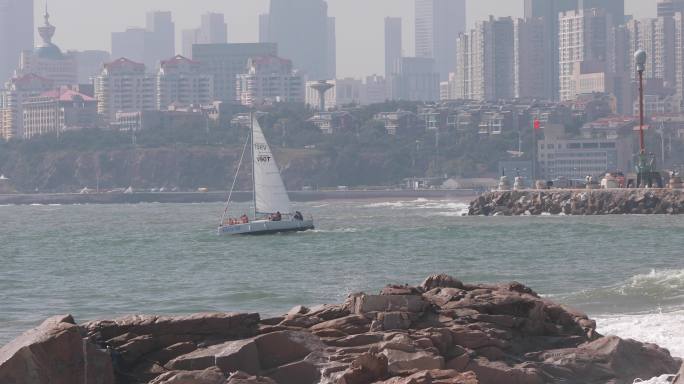 海上帆船 扬帆启航 礁石海浪 帆船出海