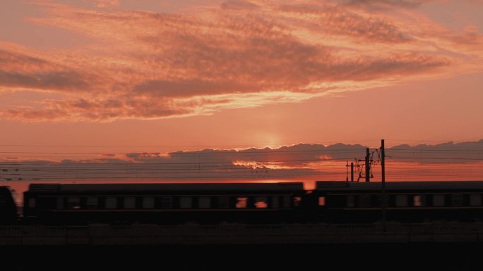 旅行晚霞绿皮火车驶过