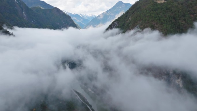 云南怒江贡山县峡谷风光峡谷里的村庄