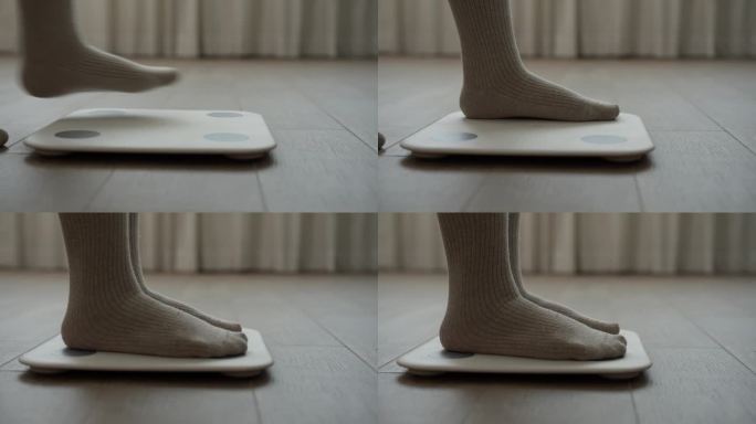 一位女士正用脚称体重