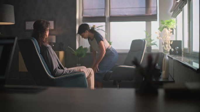 女心理治疗师会见年轻病人。十几岁的女孩来参加心理咨询