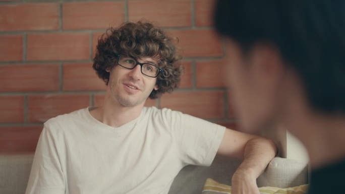 两个商人在休息时间喝咖啡交流想法。