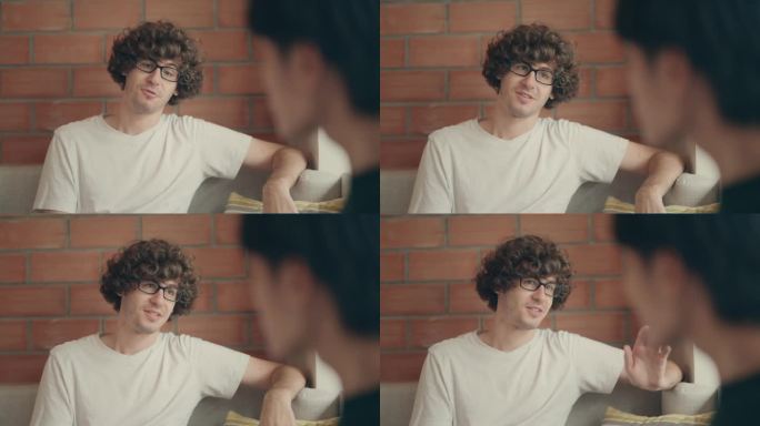 两个商人在休息时间喝咖啡交流想法。