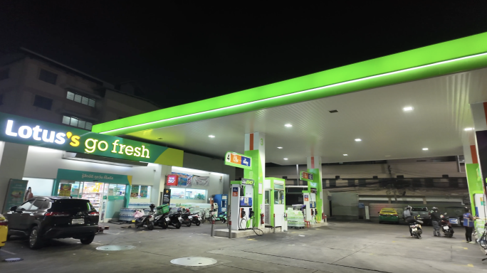 夜晚泰国曼谷路边加油站4k