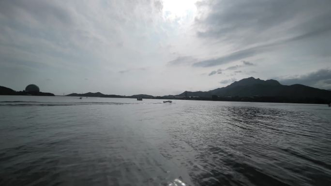 唯美湖面水波实拍阳光圣光