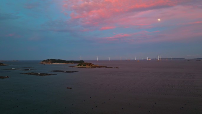 航拍平潭风电场夕阳火烧云海上明月渔船鱼排