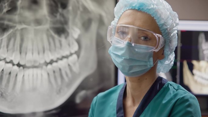 放射科医生牙医医生视频肖像在牙齿3D x射线在桌面电脑显示器