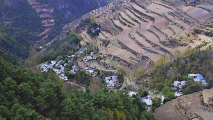 山坡上的地山沟里的村庄航拍大山里的风景