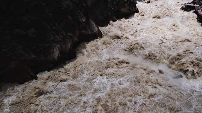 云南大峡谷金沙江水虎跳峡湍急的河流险要