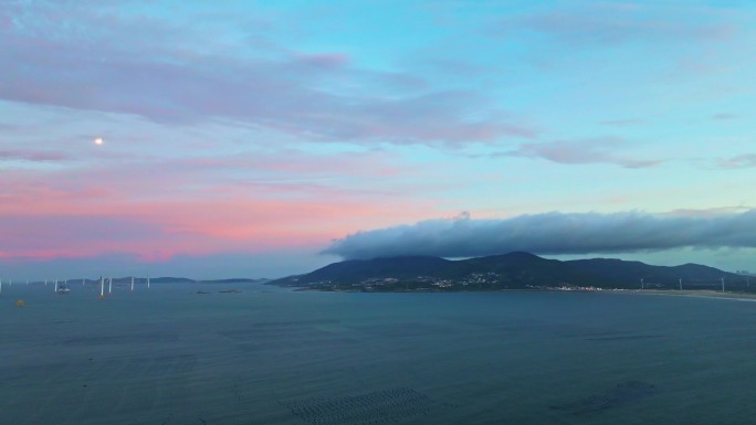 航拍平潭风电场夕阳火烧云海上明月渔船鱼排