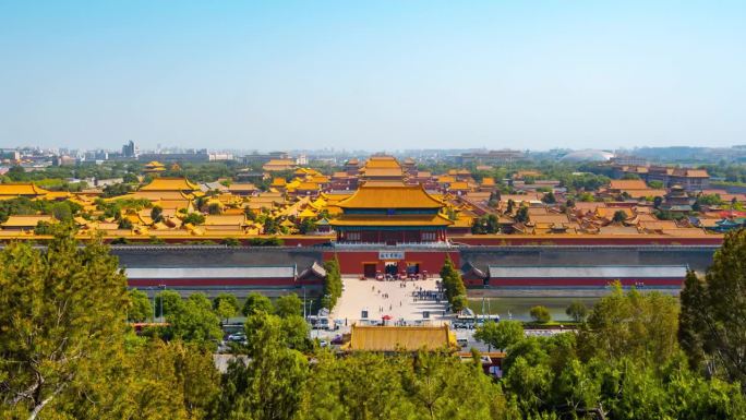 云在上空移动，游客参观故宫传统建筑，紫禁城，中国。中国关于鼠疫的古代皇宫太和殿