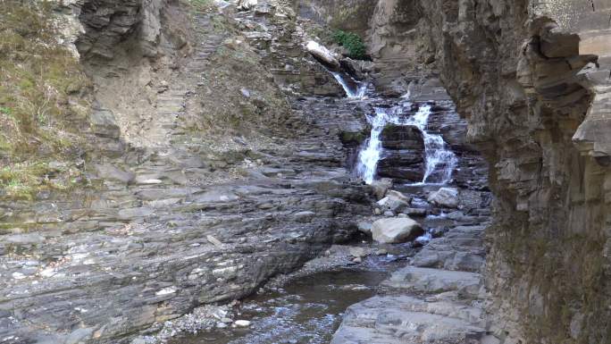 瀑布小溪水峡谷河流