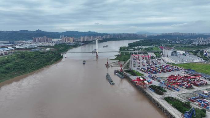四川泸州市泸州港国际集装箱码头长江航拍