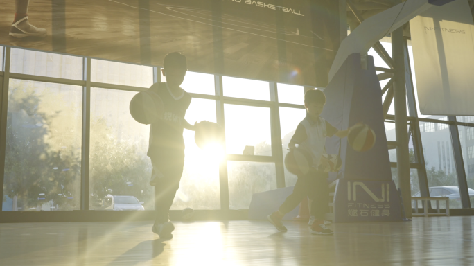 小孩子练习蓝球 体育运动 兴趣爱好