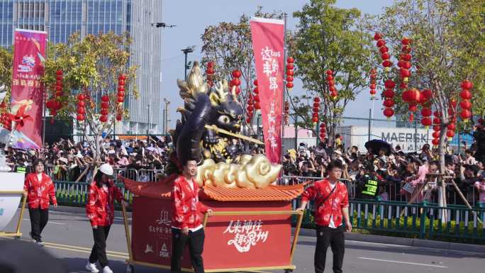 福建泉州春节踩街民俗文化活动热闹场景