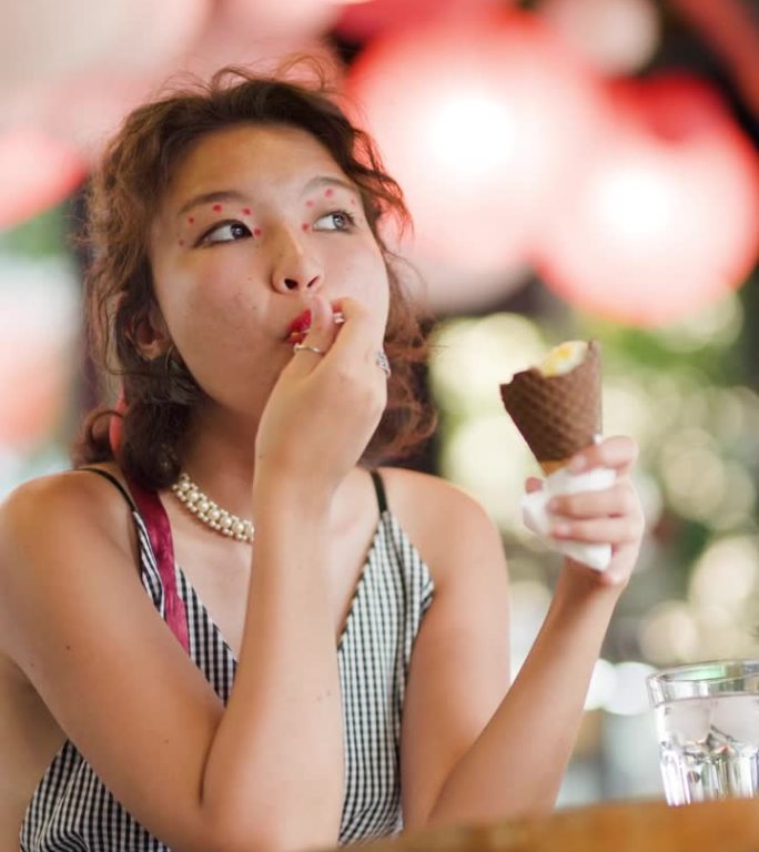 在彩灯下享用甜筒冰淇淋的年轻女子