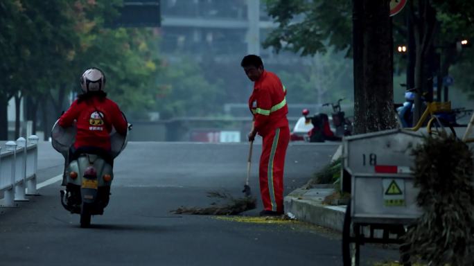 清晨环卫工人清扫道路 环卫车洒水车工作