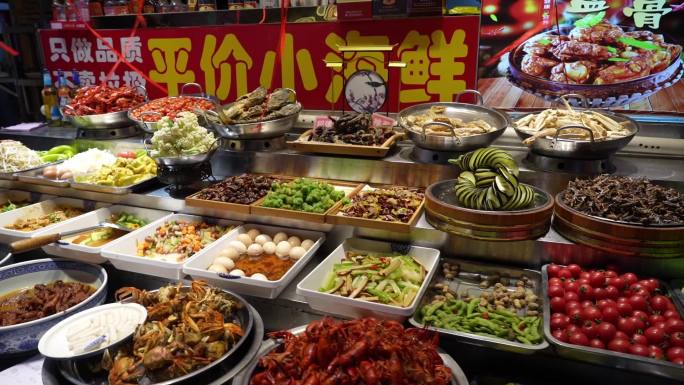 夜晚热闹的大排档夜市