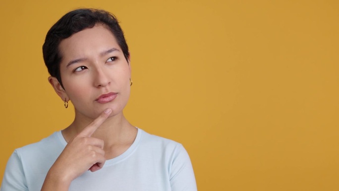 沉思的女人在黄色背景上沉思