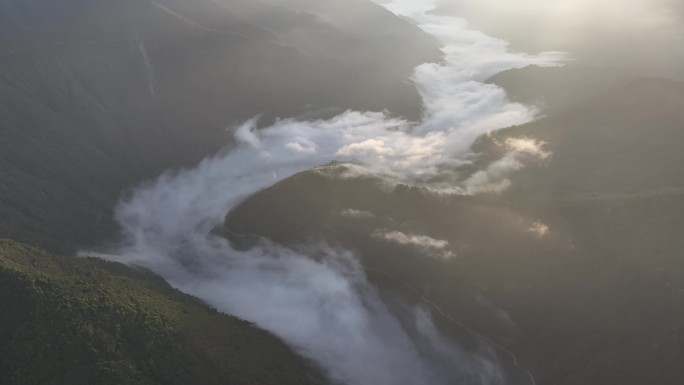 西藏墨脱县雅鲁藏布大峡谷日出云海自然风光